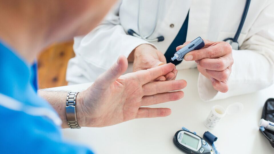 médecin prend du sang pour le sucre dans le diabète